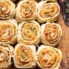 Herby Everything Cheddar Swirl Buns | halfbakedharvesr.com #bread #everythingspice #cheddar #easter #cheddar #bread