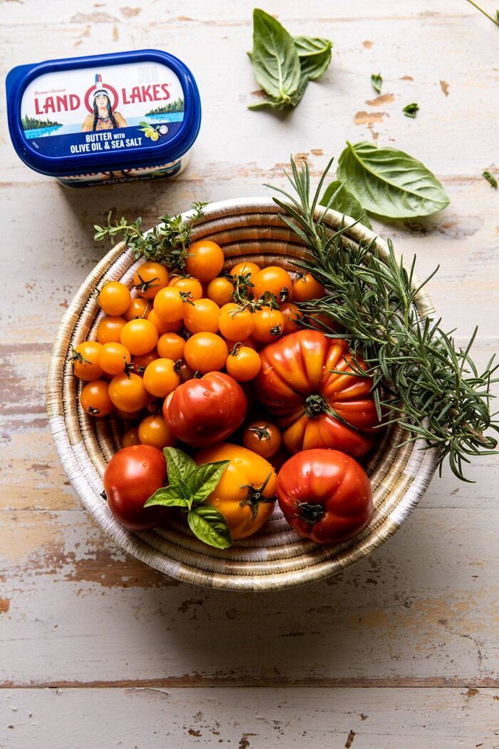 tomates crues "width =" 700 "height =" 1050 "srcset =" https://www.halfbakedharvest.com/wp-content/uploads/2019/08/Herbed-Butter-Heirloom-Tomato-Pizza-2-700x1050. jpg 700w, https://www.halfbakedharvest.com/wp-content/uploads/2019/08/Herbed-Butter-Heirloom-Tomato-Pizza-2-350x525.jpg 350w, https://www.halfbakedharvest.com/ wp-content / uploads / 2019/08 / Herbed-Butter-Heirloom-Tomato-Pizza-2-768x1152.jpg 768w, https://www.halfbakedharvest.com/wp-content/uploads/2019/08/Herbed-Butter -Heirloom-Tomato-Pizza-2.jpg 1200w "tailles =" (largeur max: 700px) 100vw, 700px