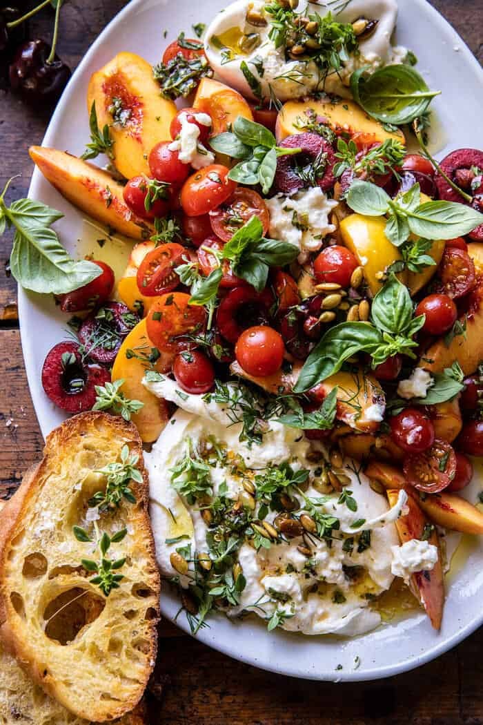 Salat mit Tomaten, Pfirsich und Burrata | halfbakedharvest.com